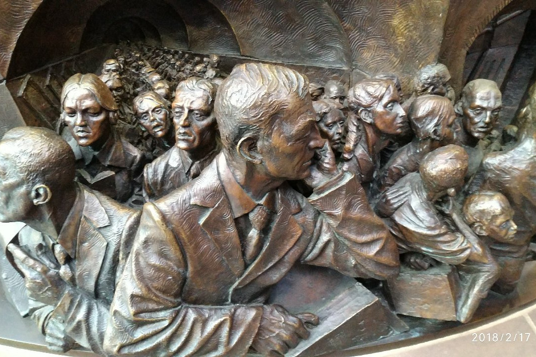 The Meeting Place Statue, St. Pancras Station景点图片