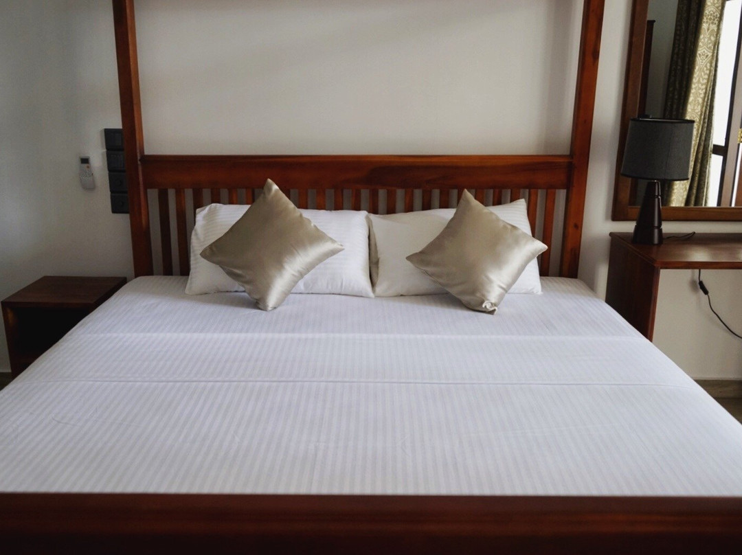 Surf & Stay Kings Marine Sk town主图