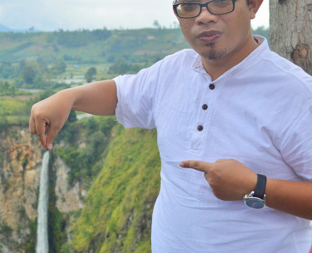 Two Colors Sibolangit Waterfall景点图片