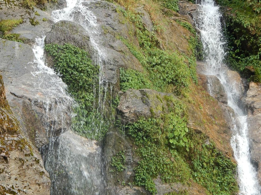 Bakthang Waterfalls景点图片