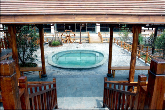 颐家露天温泉度假村主图