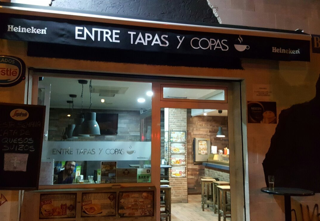 Santovenia de Pisuerga餐馆和美食-Entre Tapas y Copas