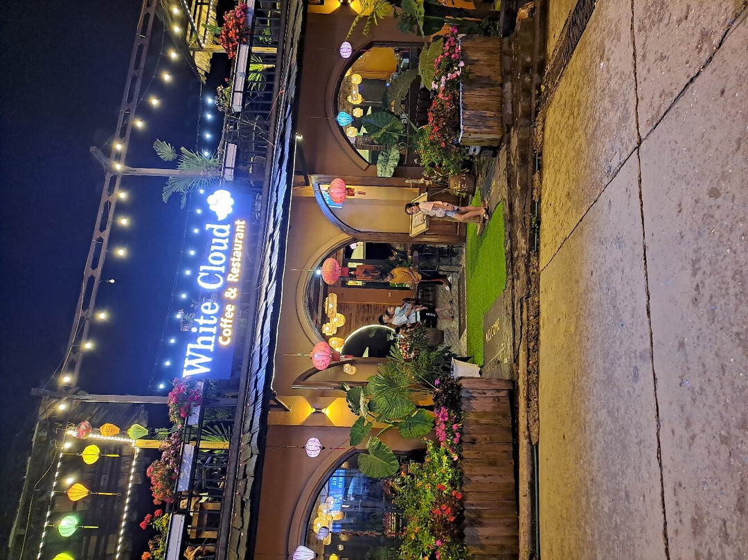 White Cloud Coffee & Restaurant