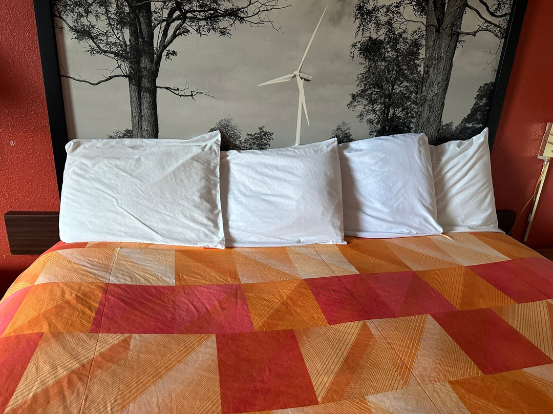 Hillside Inn & Suite