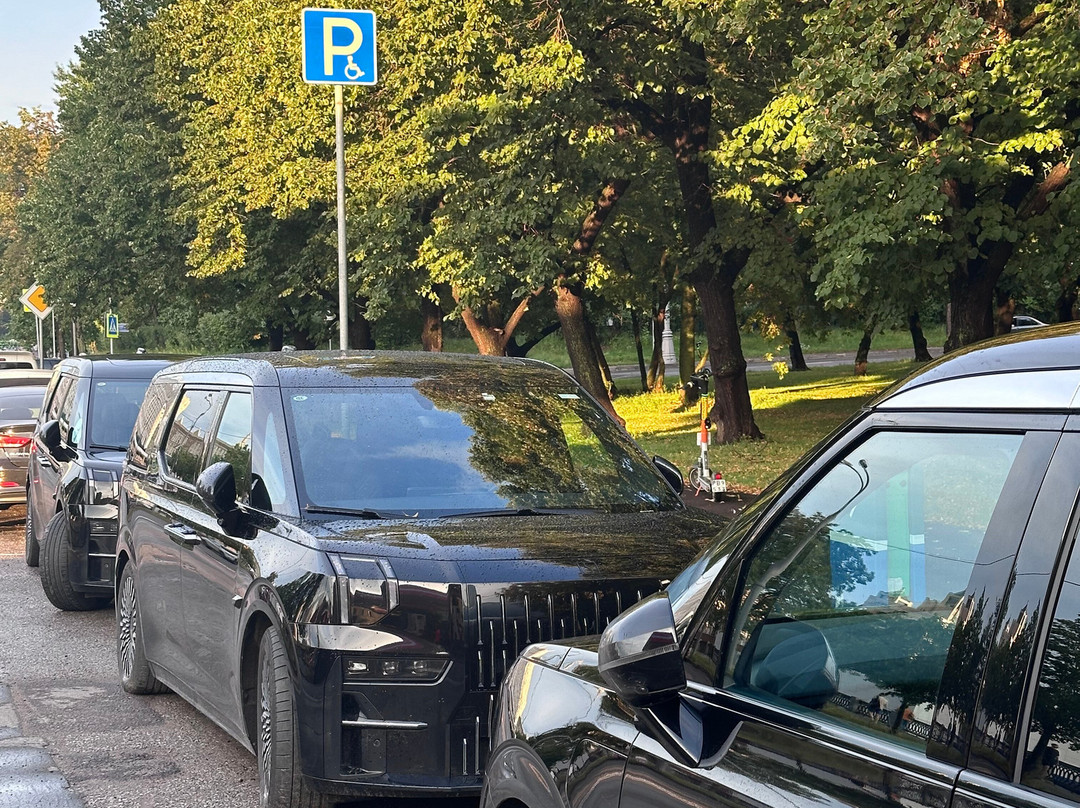 Rent Zeekr 009 with driver-莫斯科必去景点