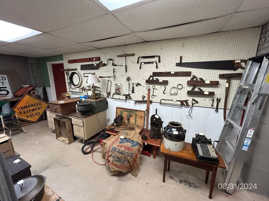 Barn Shelter Antiques景点图片