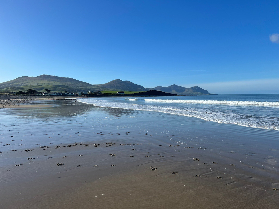 Dinas Dinlle Beach景点图片