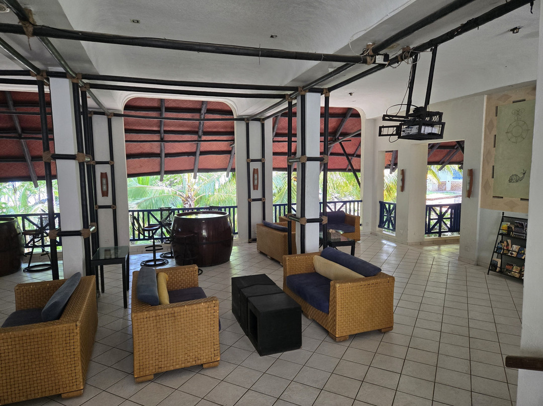 迪亚尼礁石海滩Spa度假酒店主图