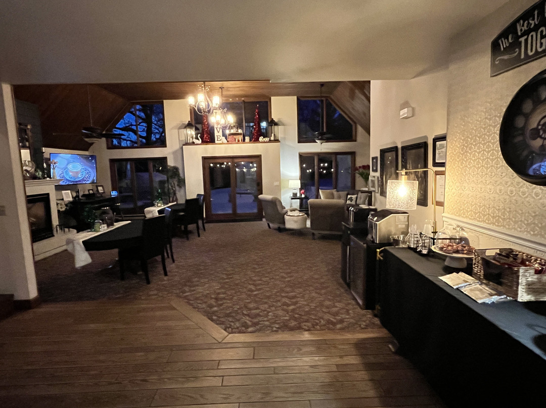 Otter Creek Inn Fireplace & Jacuzzi Suites主图