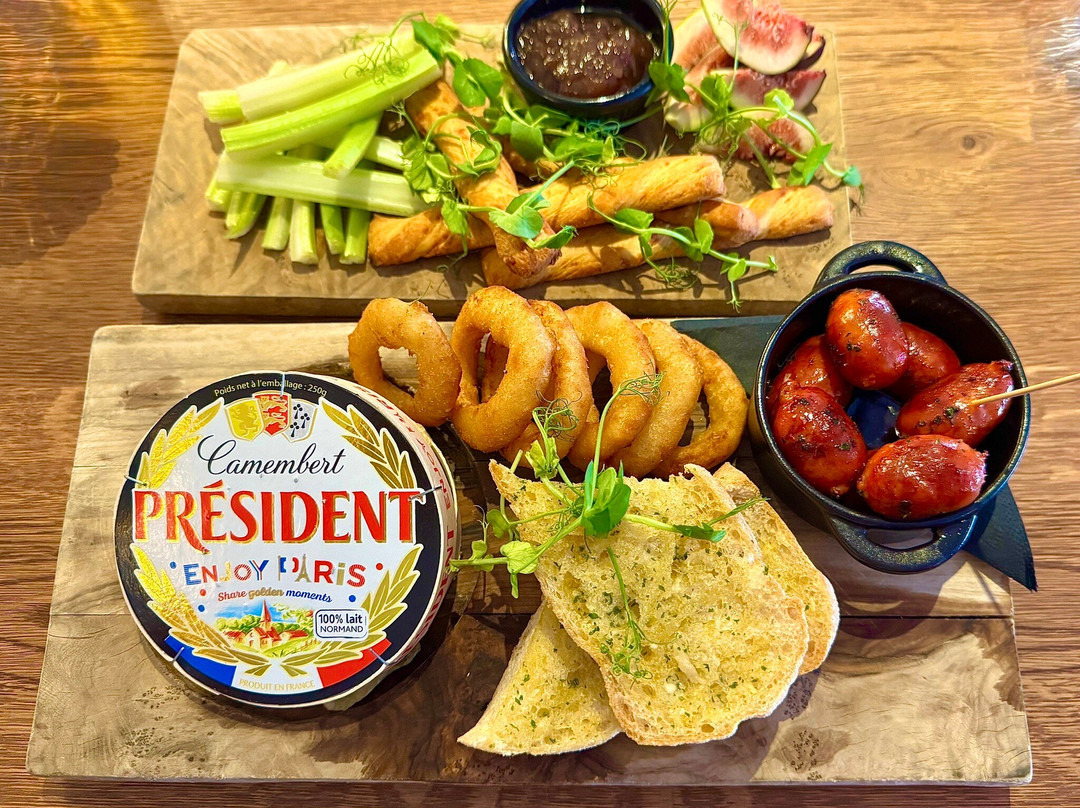 The Britannia Inn & Waves Restaurant主图