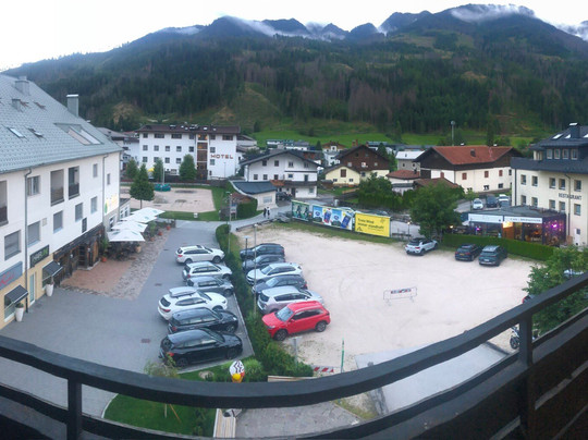 Schwarzer Adler主图