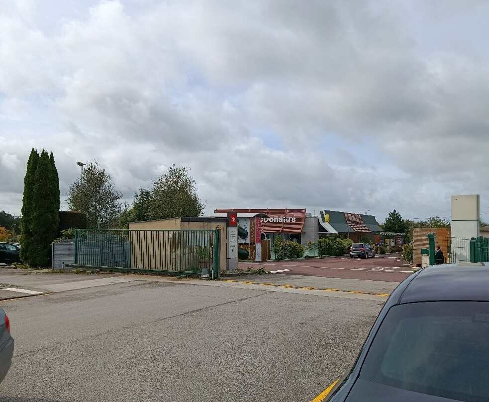 宜必思快捷瑟堡拉格拉斯里酒店主图