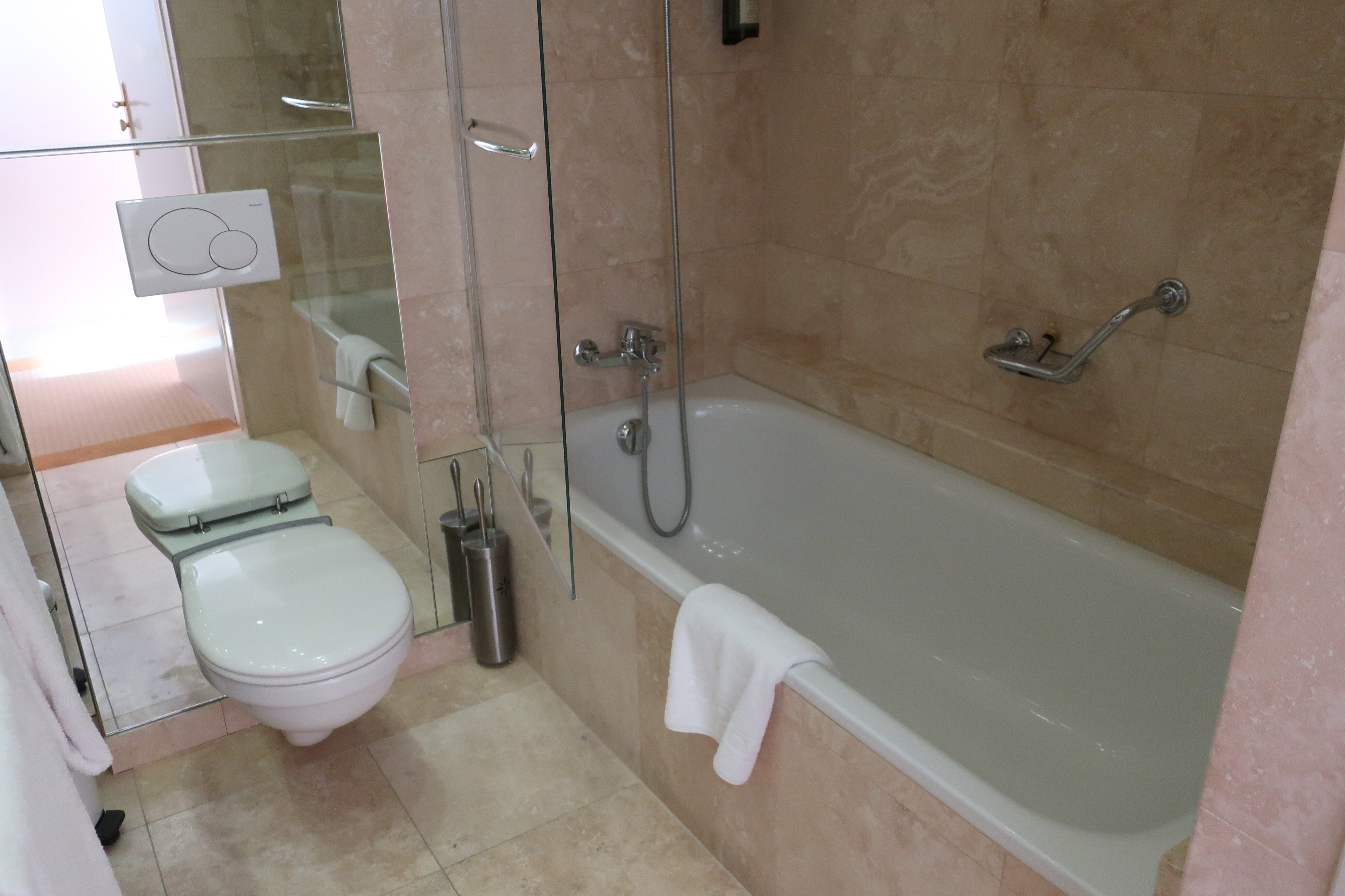 Royal Plaza Montreux-浴室