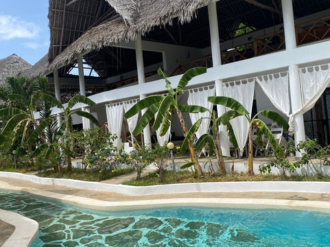 拉飞奇村酒店主图