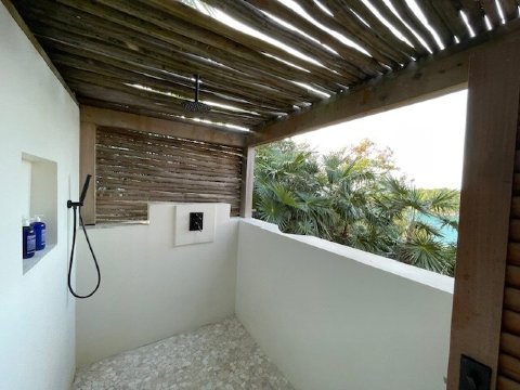 洛万戈度假村 + 海滩俱乐部（私人岛屿度假村）-浴室