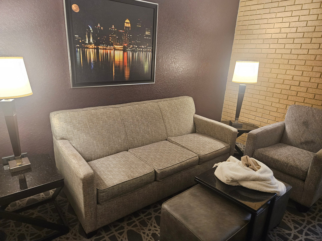 路易斯维尔德鲁里套房酒店主图