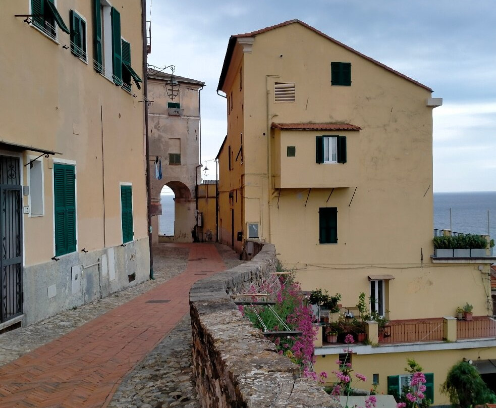 Logge di Santa Chiara-因佩里亚必去景点