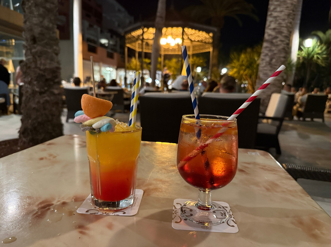 罗卡尼瓦利亚阿德里安酒店主图