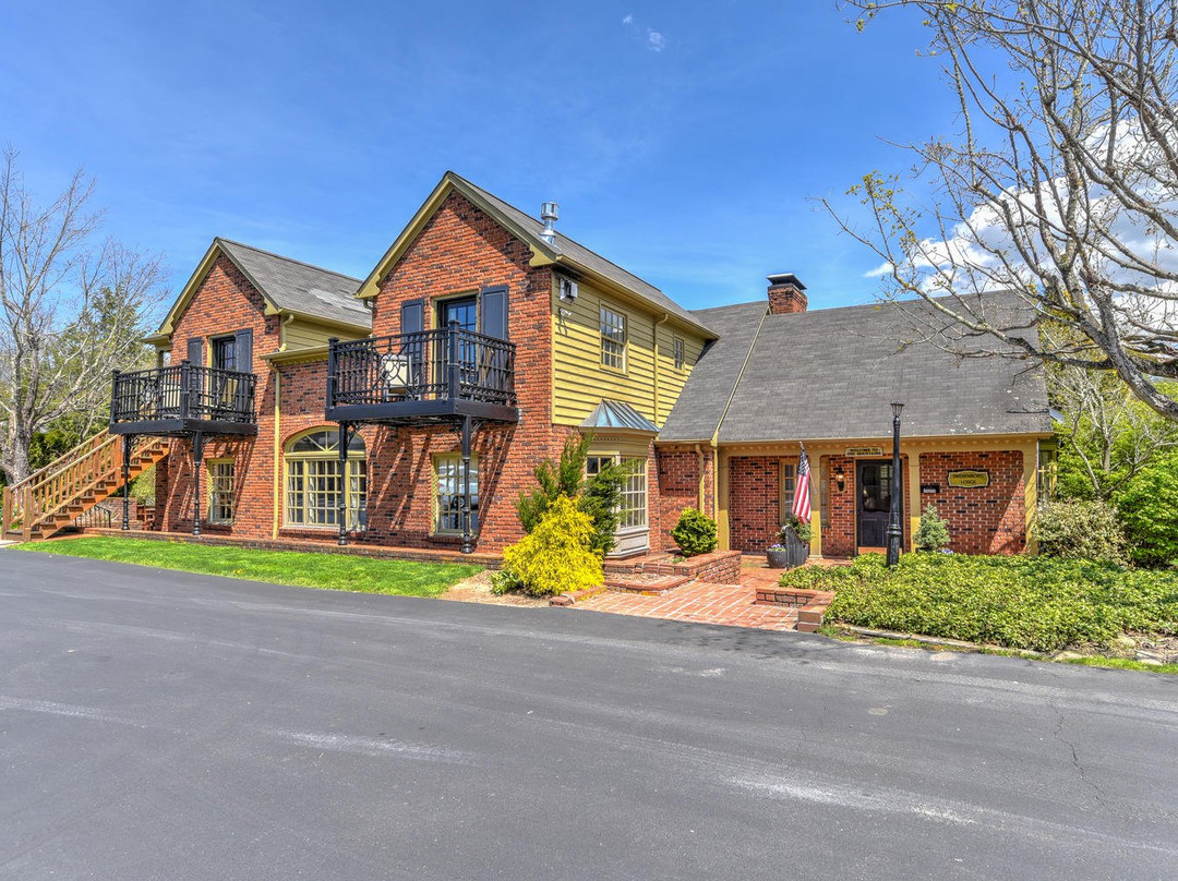 The Village Inns of Blowing Rock: Hillwinds Inn