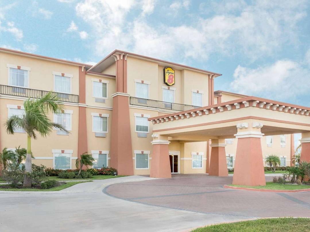 贝斯特韦斯特普勒斯体育场旅馆&套房酒店主图