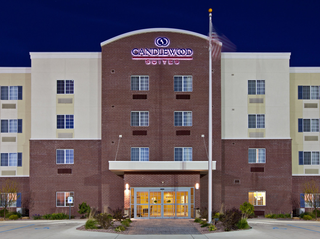 拉斐特烛木套房酒店主图