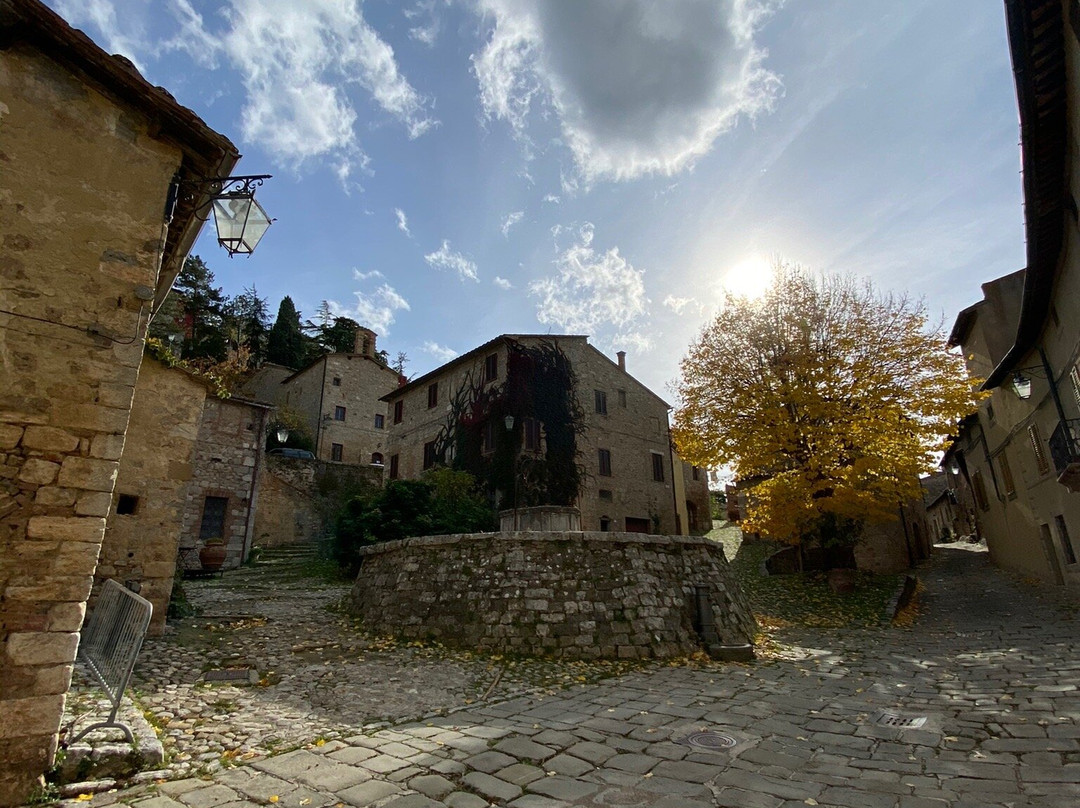 Piazza della Cisterna-Rocca d'Orcia必去景点