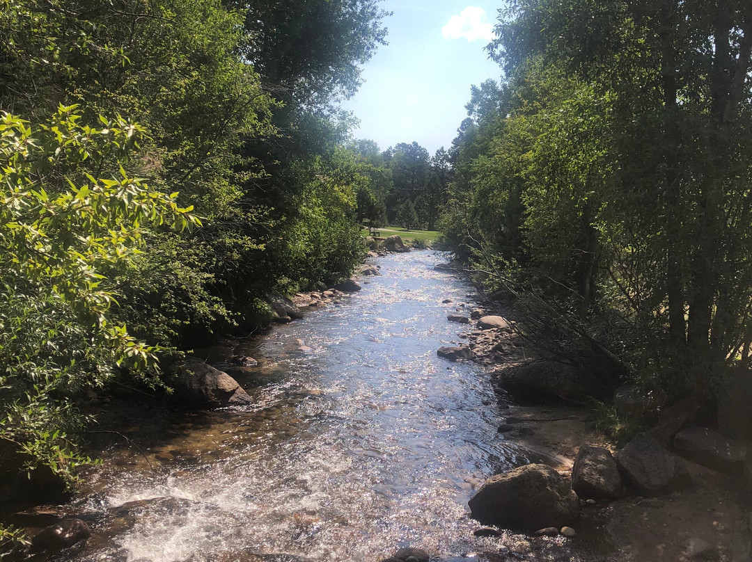 Streamside on Fall River主图