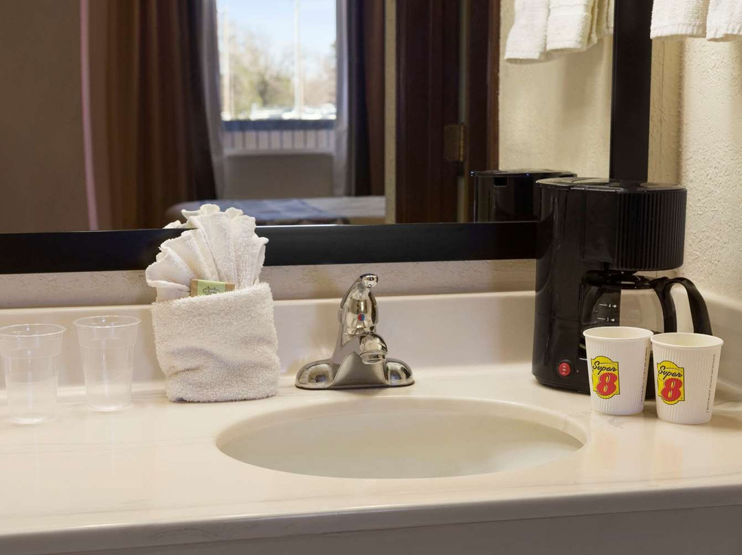 Super 8 by Wyndham Woodward主图