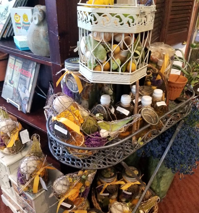 A Walk In The Woods Gallery & Gifts-卡斯特必去景点