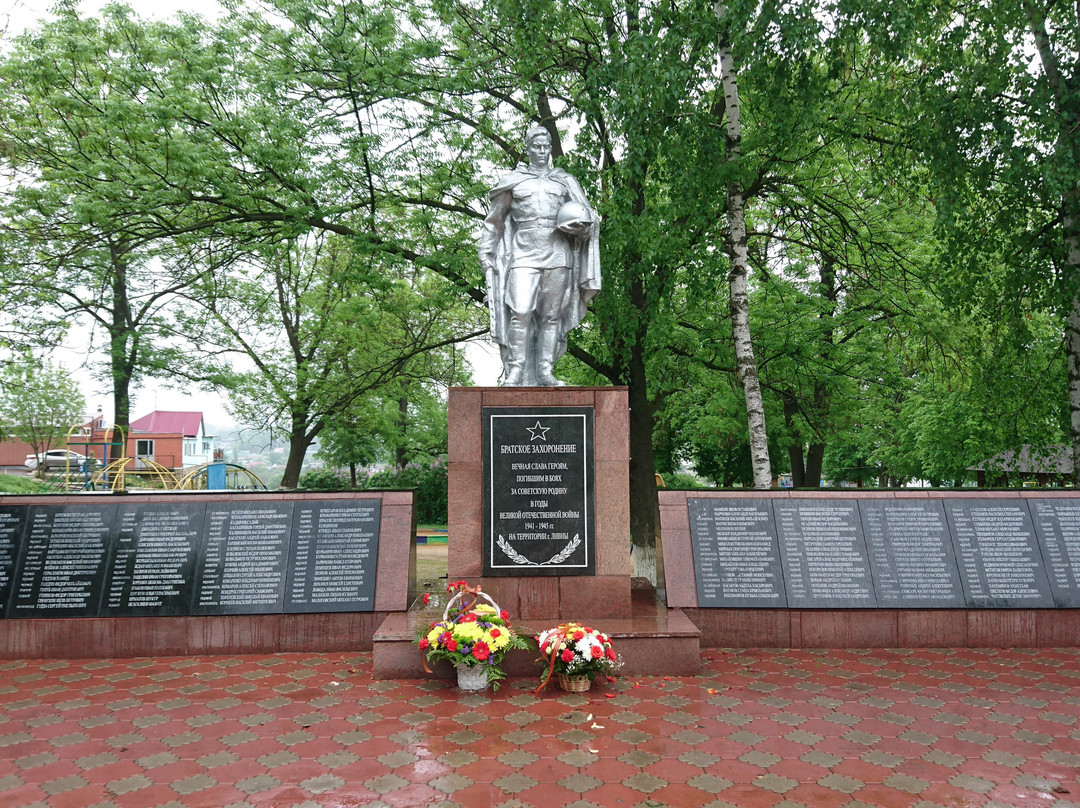 Mass Grave of Soviet Soldiers景点图片