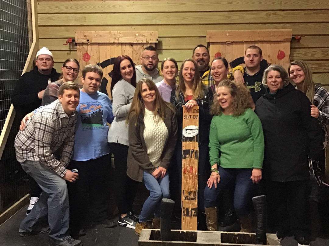 Stumpy's Hatchet House Bucks County - Axe Throwing景点图片