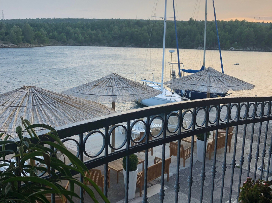 Apartments & Villa Tisno