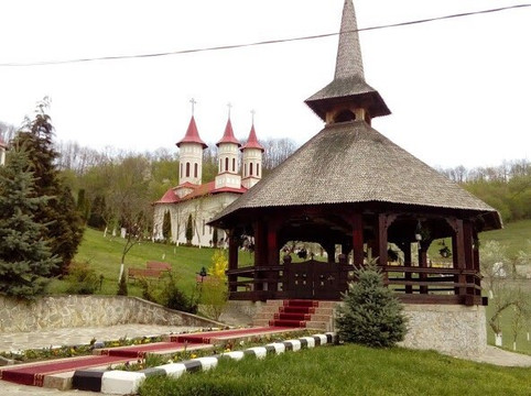 Manastirea Stramba-Hida必去景点