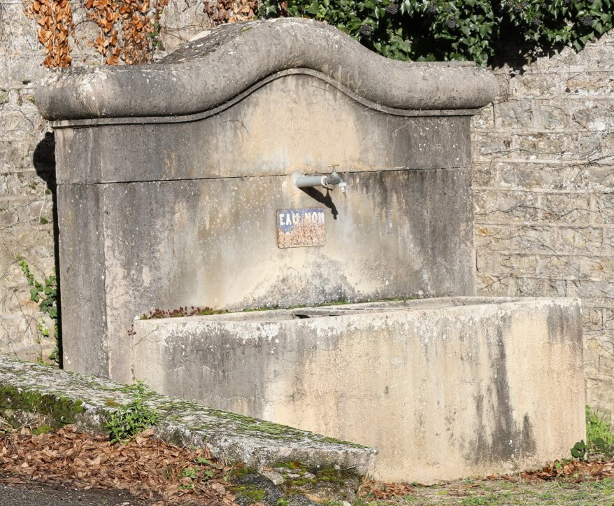 Fontaine Du Chétif Quart À Cercot景点图片