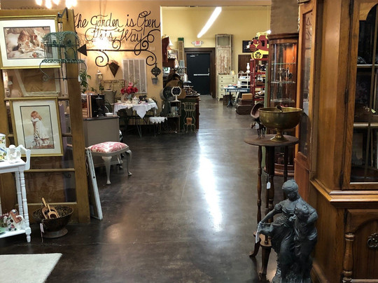 Red Queen's Attic Antiques Gifts & Collectibles-Rosenberg必去景点