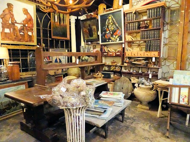 Antiques on Holiday景点图片