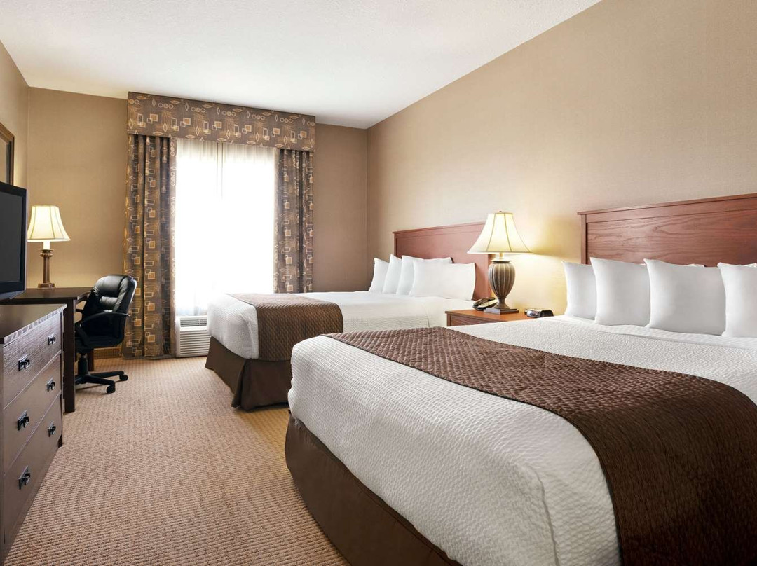 Days Inn & Suites By Wyndham Strathmore主图