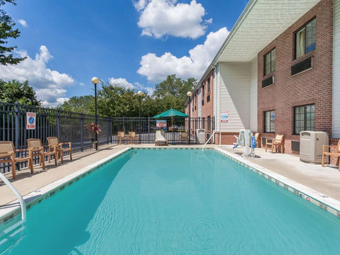 剑桥温德姆戴斯套房酒店主图