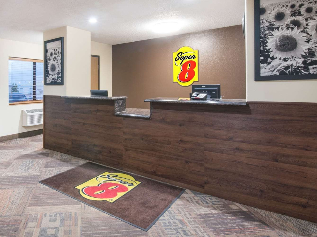 詹姆斯敦速8酒店主图