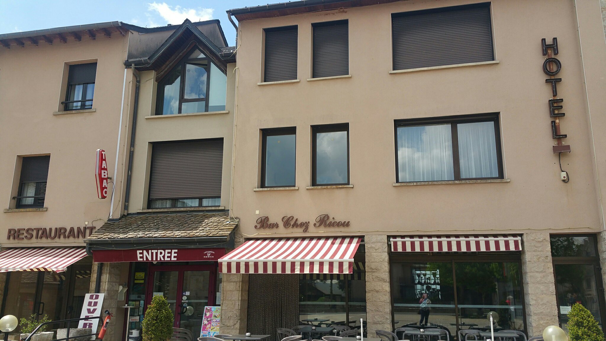 Hôtel Restaurant Poujol-餐饮
