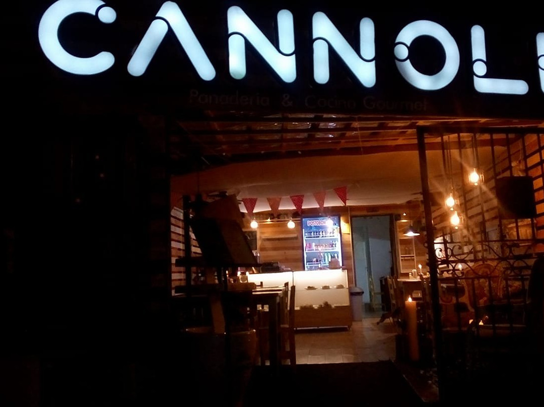 Cannoli Pizza - Pasta - Pan & Arte