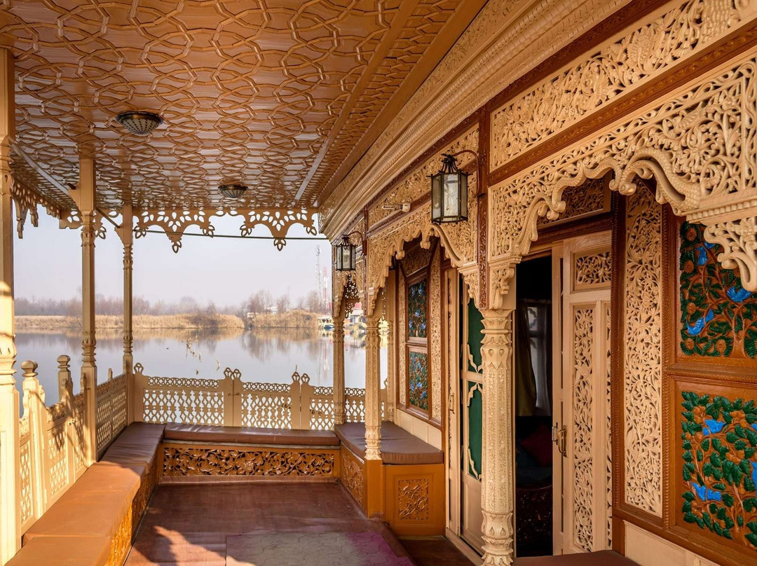 Srinagar酒店住宿-Shiraz Deluxe Houseboat