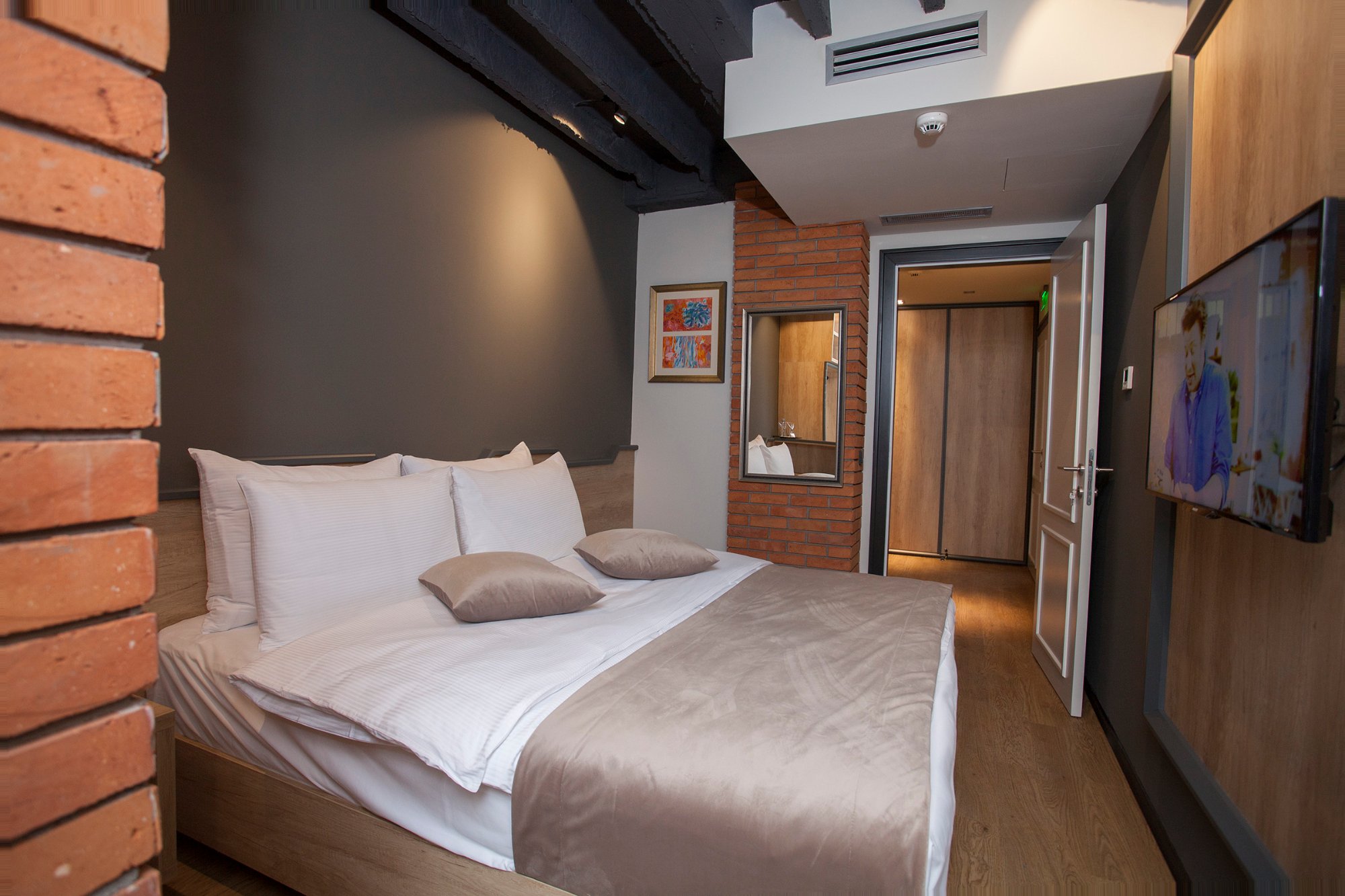 Solun’s Riverside Rooms-官方