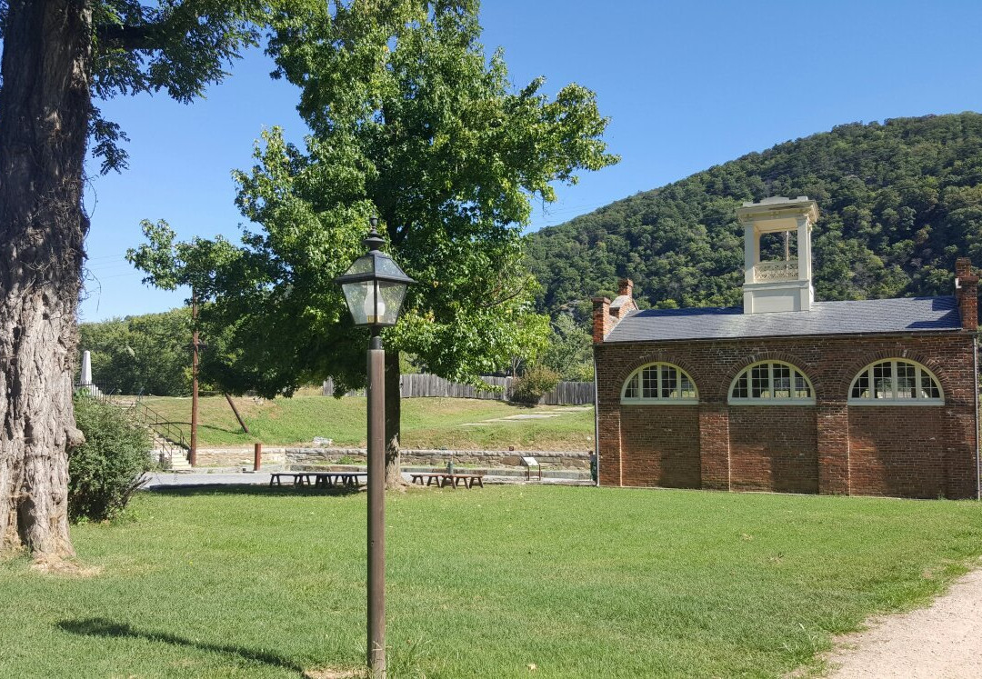 Arsenal Square-哈泊斯费里必去景点