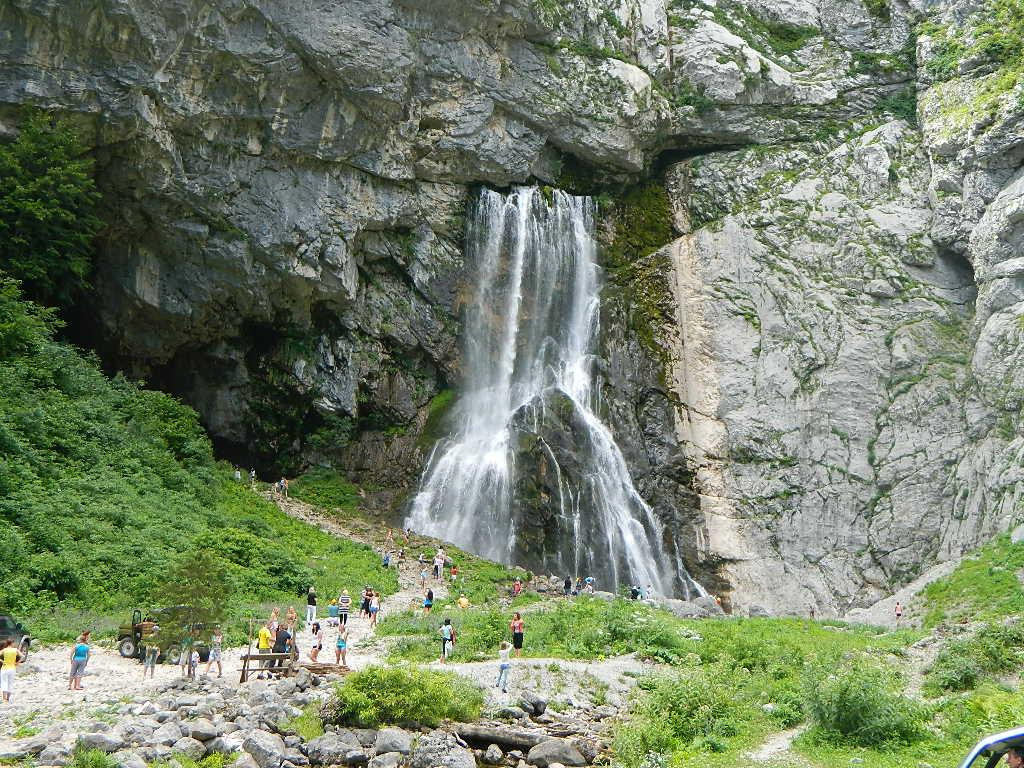 Gegskiy Waterfall景点图片