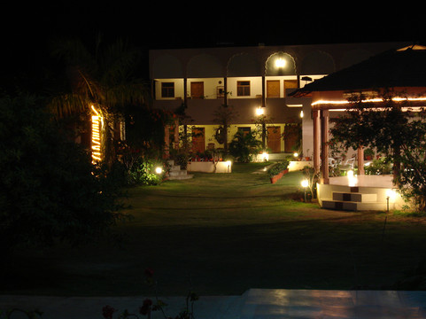 Honeydew Hotel & Restaurant主图