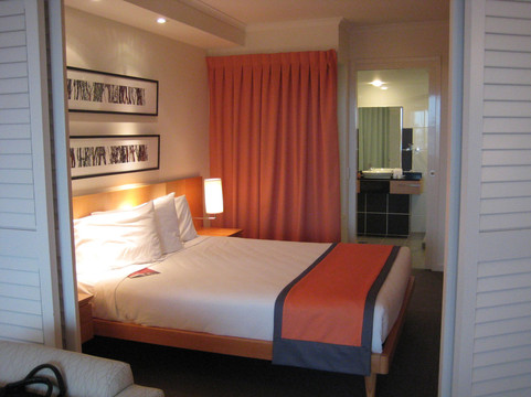 鹈鹕水畔度假村