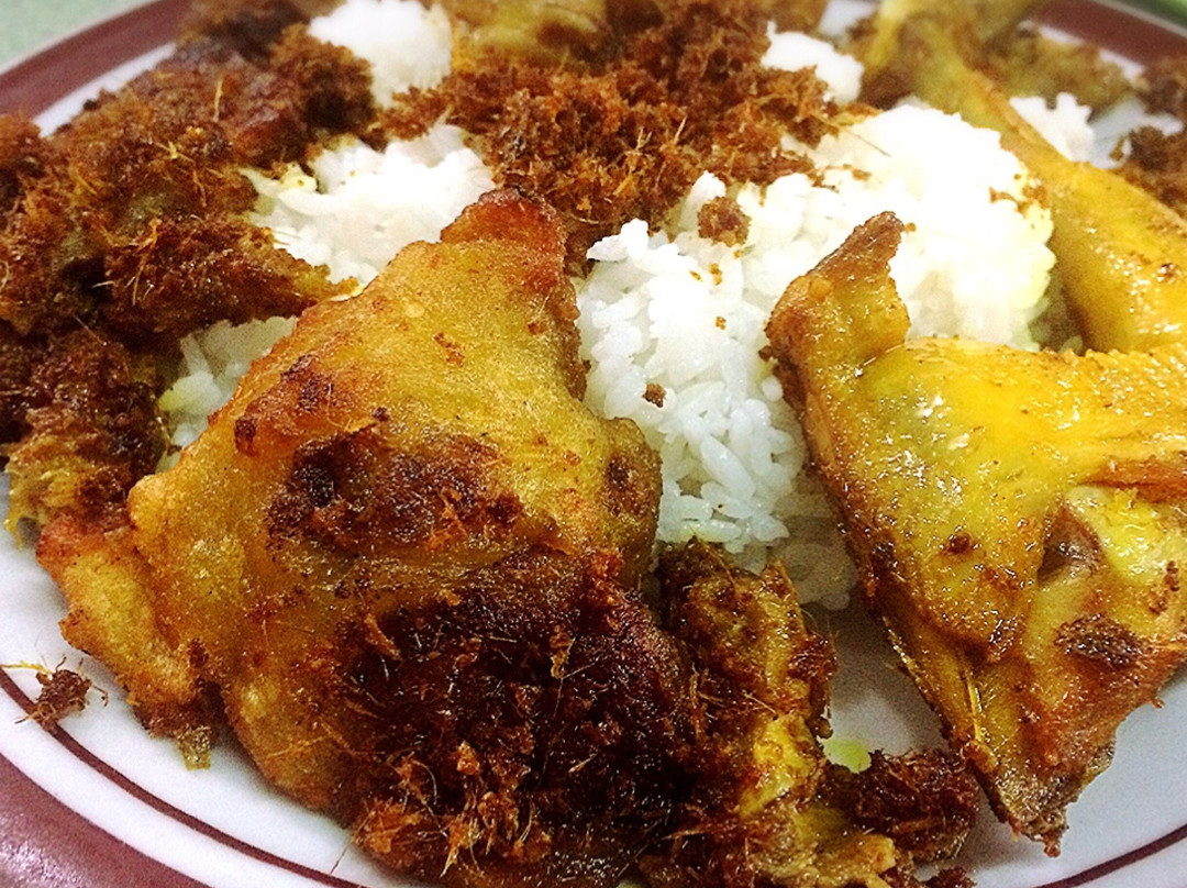 Warung Doyong Ayam Goreng Bondongan