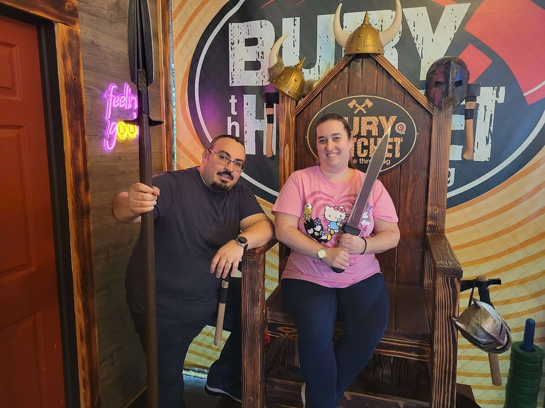 Bury The Hatchet Bloomfield - Axe Throwing-布卢姆菲尔德必去景点