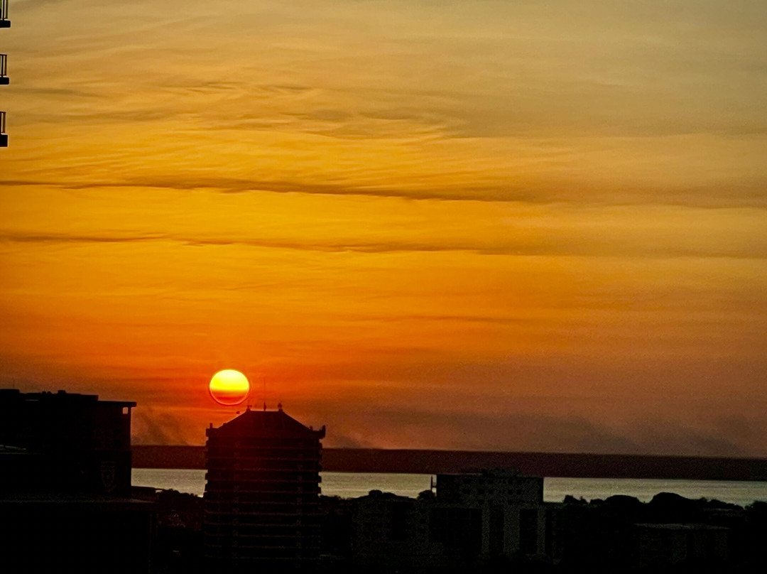 禅季华美达套房酒店主图